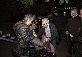 Fernando Marín saluda a una vecina centenaria del barrio de San José en el homenaje de este viernes