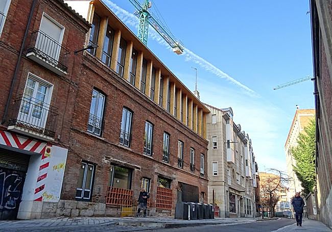 Cara posterior del edificio 'Mantería & Lacort', con entrada por la segunda calle.