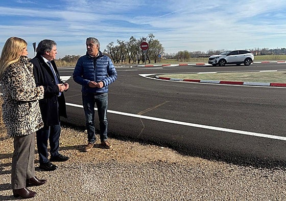 Vista a los trabajos de refuerzo del firme en la CL-600, este viernes.