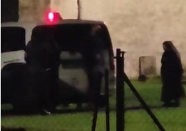 Fotograma del vídeo en el que se ve a algunas de las monjas mayores, junto a un taxi.