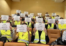 Policías locales protestan durante el receso del pleno de este viernes.