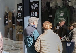 Escaparate en Palencia que anunca el Black Friday.