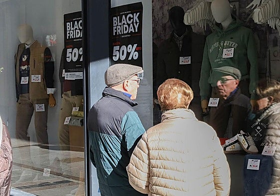 Escaparate en Palencia que anunca el Black Friday.
