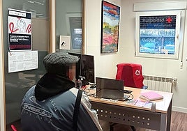 Manuel en la sede de Cruz Roja, participa en el programa de atención y apoyo a personas con VIH.