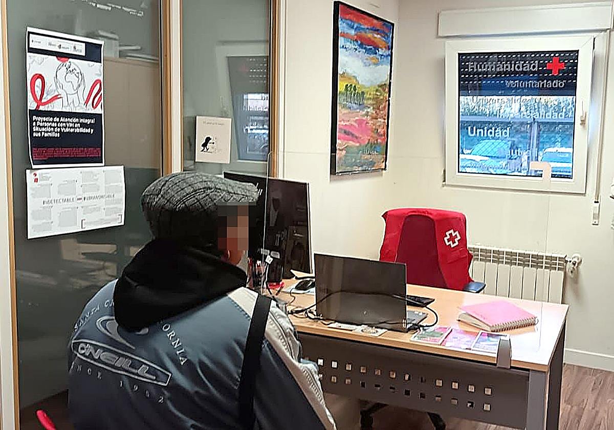 Manuel en la sede de Cruz Roja, participa en el programa de atención y apoyo a personas con VIH.