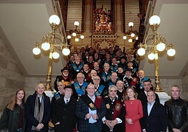 Imagen de los asistentes al décimo aniversario de la Cuarentuna, con Carnero en el centro como Tuno de Honor.