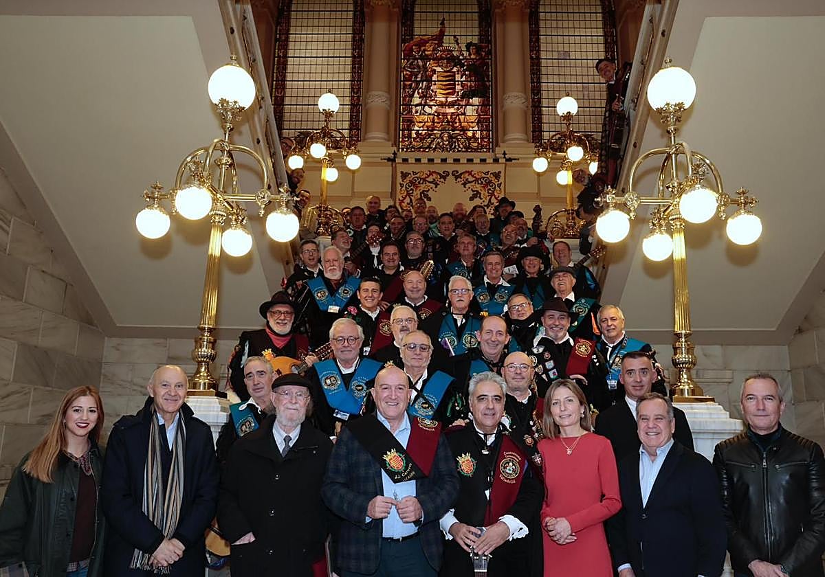 Imagen de los asistentes al décimo aniversario de la Cuarentuna, con Carnero en el centro como Tuno de Honor.