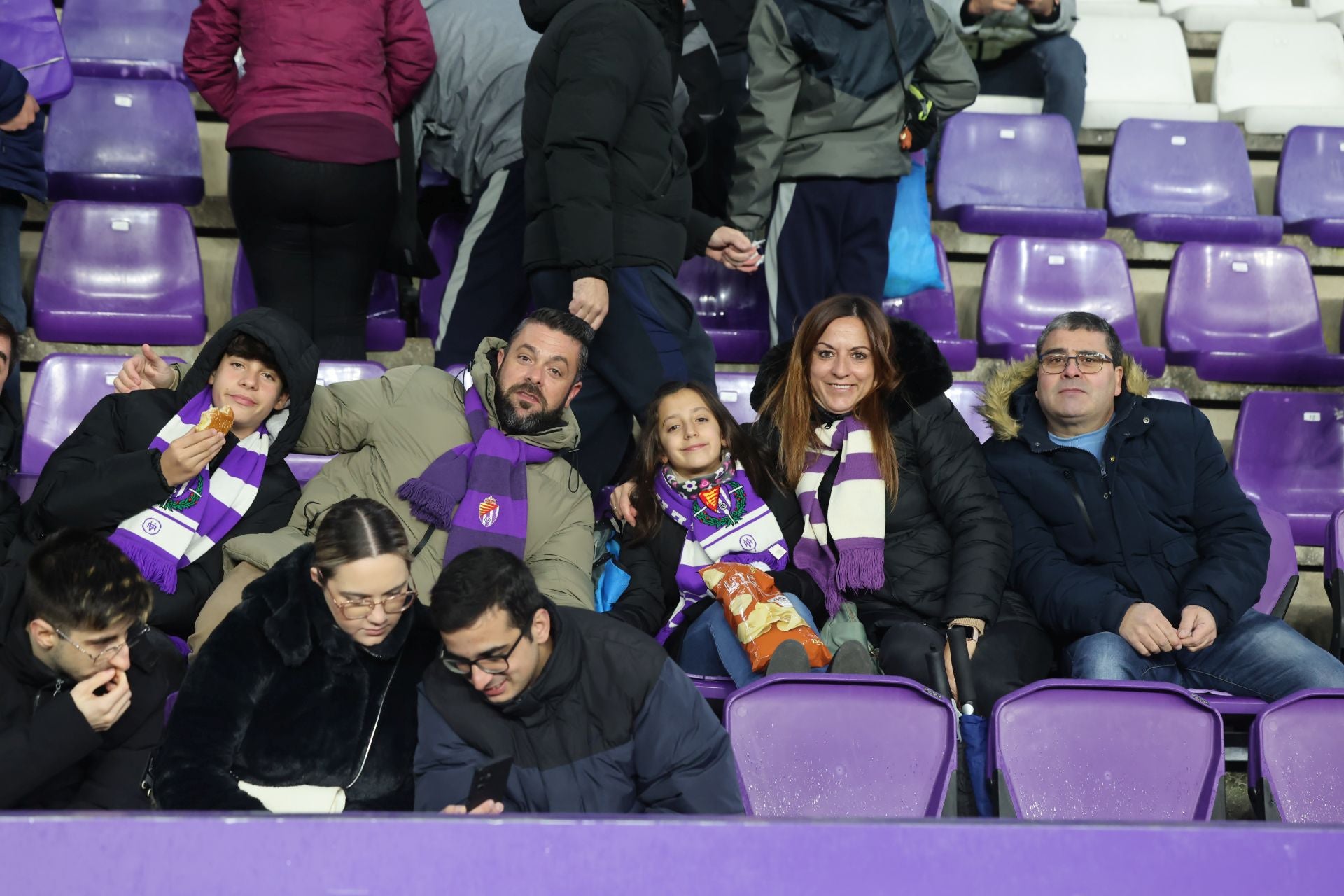 Búscate en la grada del estadio José Zorrilla (1/4)