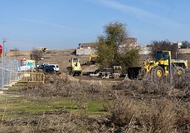 Las máquinas trabajan en el solar del sector 4, Los Arrieros.