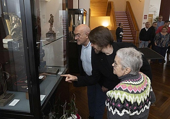 El alcalde de Valladolid, Jesús Julio Carnero, contempla varios de los premios expuestos, junto a Manuel Velasco y Esperanza Varona, hijo y prima de Concha Velasco.