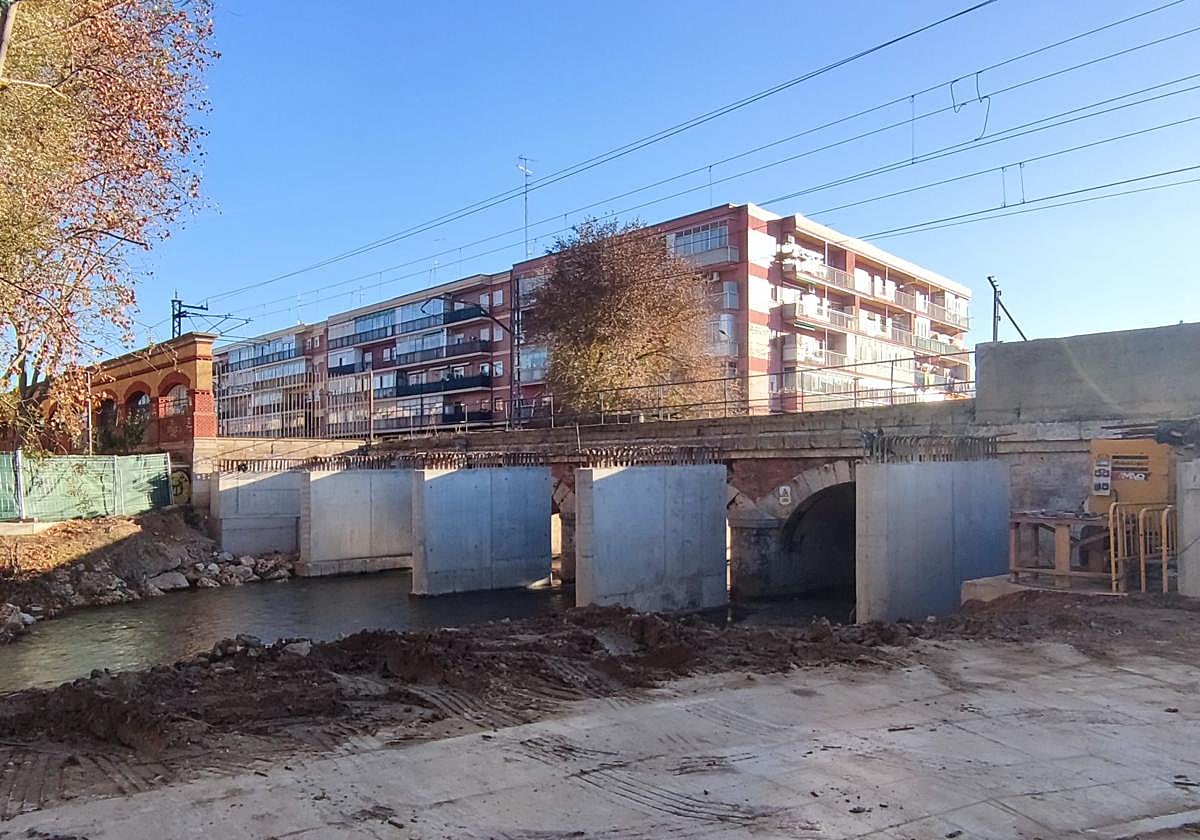 Pilares de hormigón que sostendrán la plataforma para ubicar la tercera vía del ferrocarril sobre el Esgueva.
