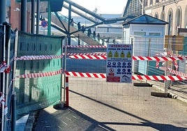 Entrada al aparcamiento de la estación, vallado ya desde la semana pasada.