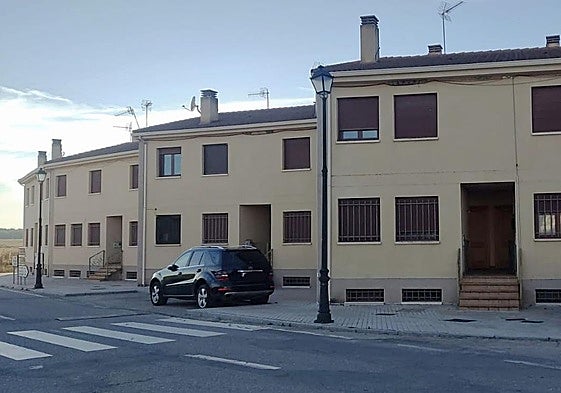 Vista general de la promoción a la que pertenecen los cinco chalés que han salido a subasta en la entrada a Sebúlcor.