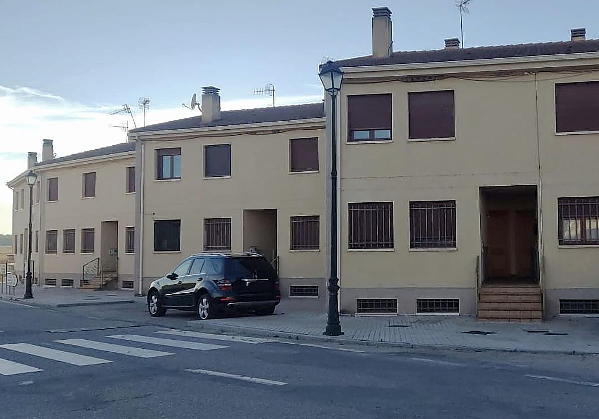 Vista general de la promoción a la que pertenecen los cinco chalés que han salido a subasta en la entrada a Sebúlcor.