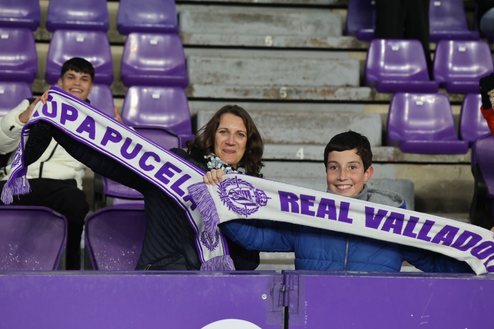 Búscate en la grada del estadio José Zorrilla (1/4)