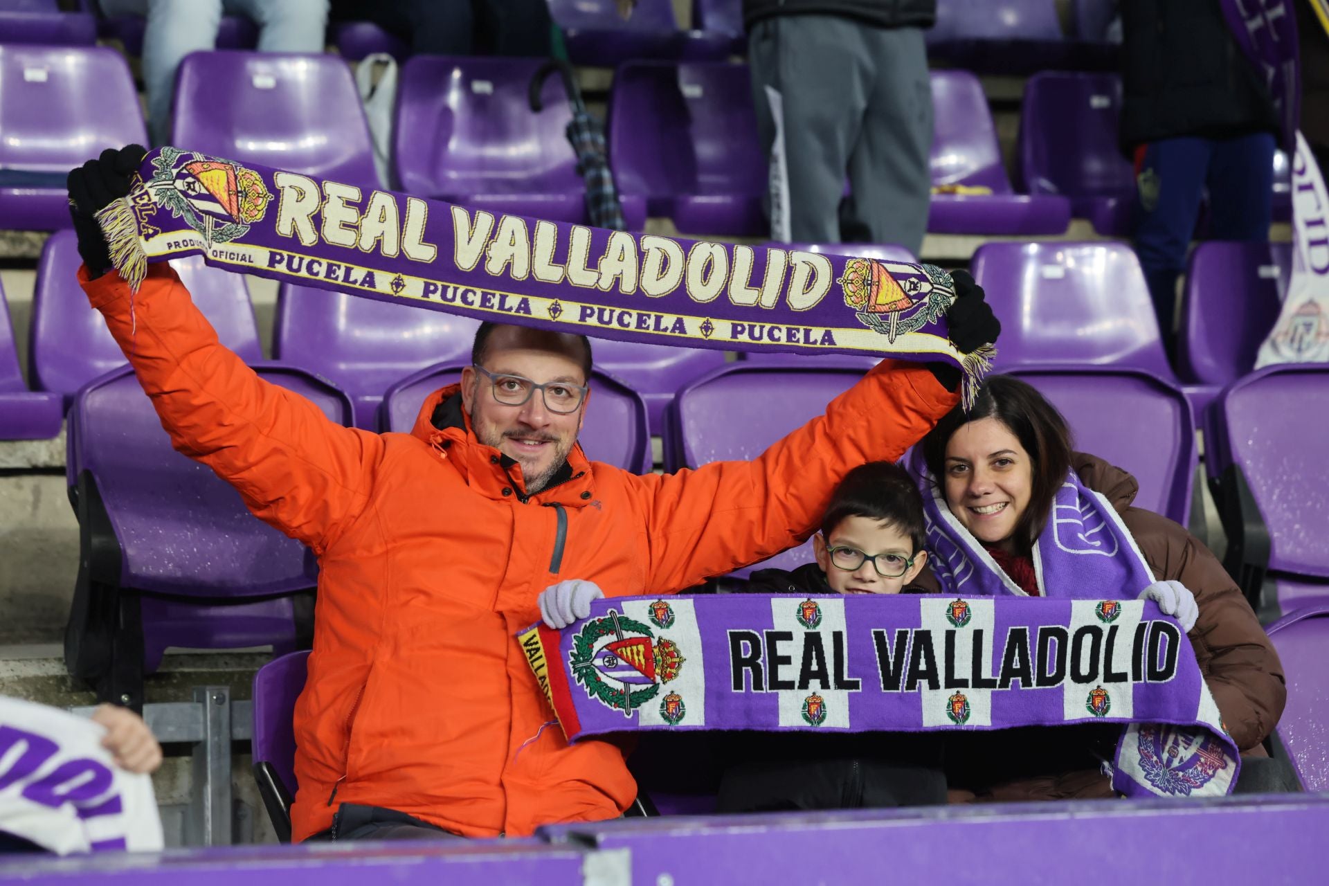 Búscate en la grada del estadio José Zorrilla (1/4)