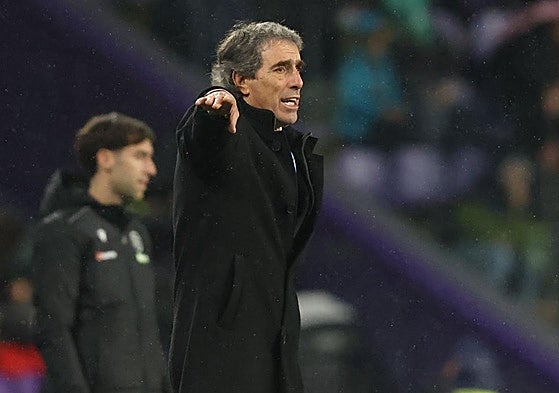 Almada da instrucciones desde la banda.