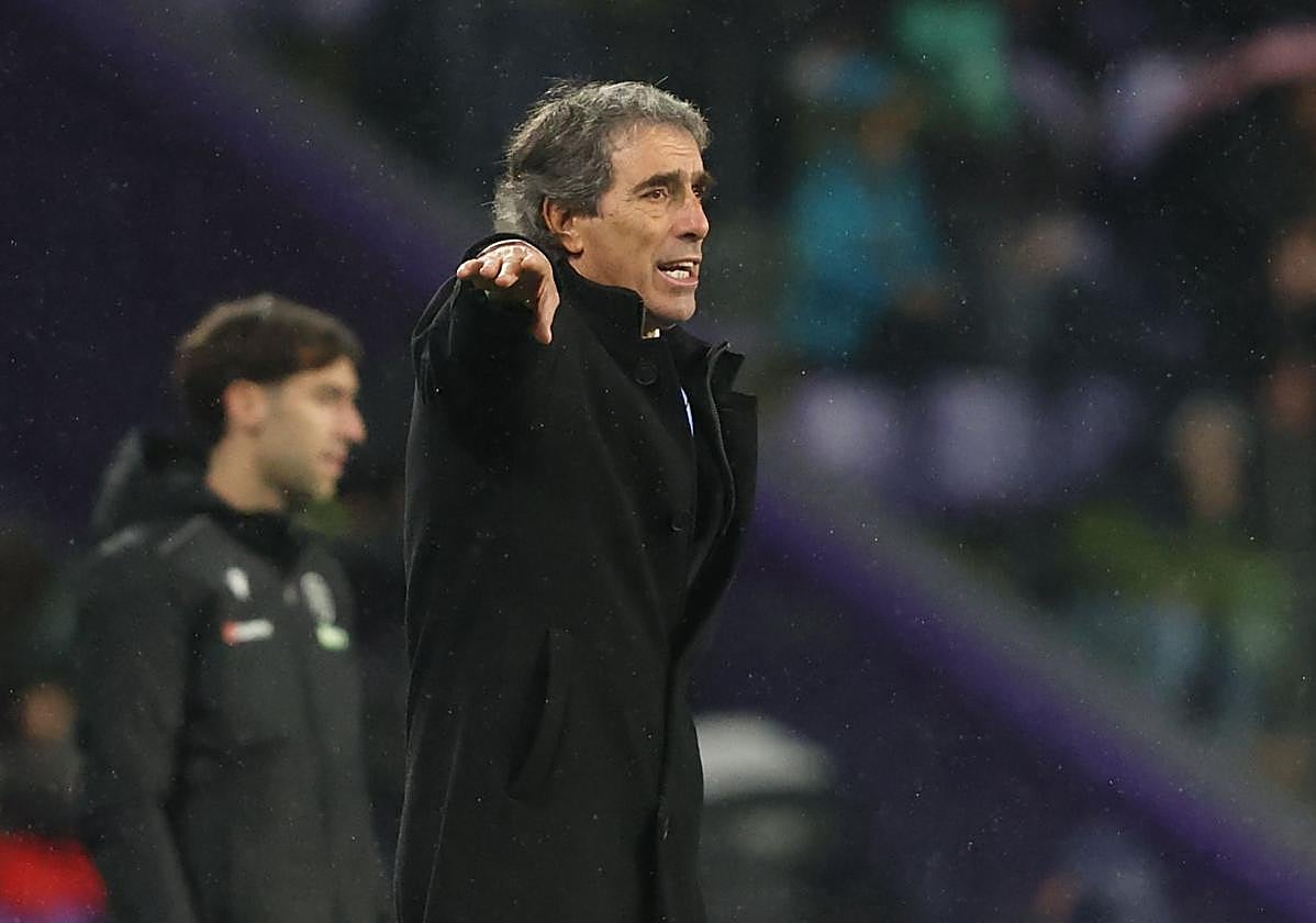 Almada da instrucciones desde la banda.