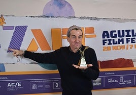 Luis Zahera posa en con el Águila de Oro