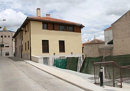 Vista de uno de los edificios de Niñas Huérfanas en Cuéllar.