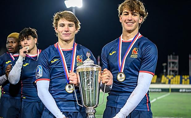 Campeones de Europa. Martín Toca y Alfonso Enciso muestran el título logrado en Praga tras ganar en la final a Georgia.