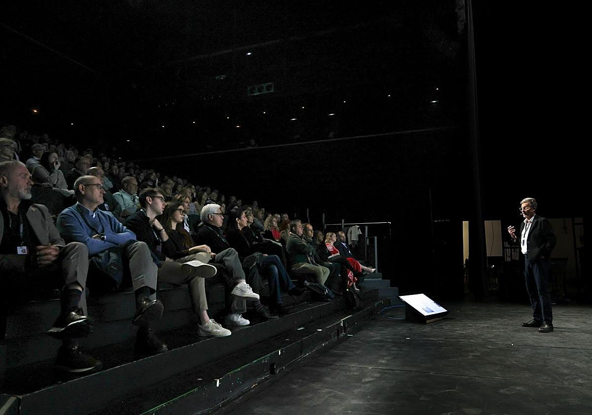 El neuropsiquiatra forense José Miguel Gaona durante su ponencia