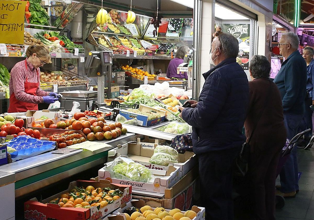 Una persona realiza la compra en un supermercado.
