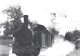 La antigua locomotora del tren burra, nada más salir de la Plaza de San Bartolomé, discurre por el Paseo del Muelle.