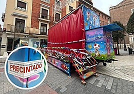 El carrusel precintado por la Policía Local en la plaza de San Andrés.