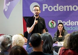 Miguel Ángel Llamas, coordinador autonómico de Podemos, durante una charla con militantes en Valladolid.