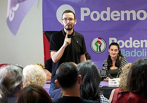 Miguel Ángel Llamas, coordinador autonómico de Podemos, durante una charla con militantes en Valladolid.