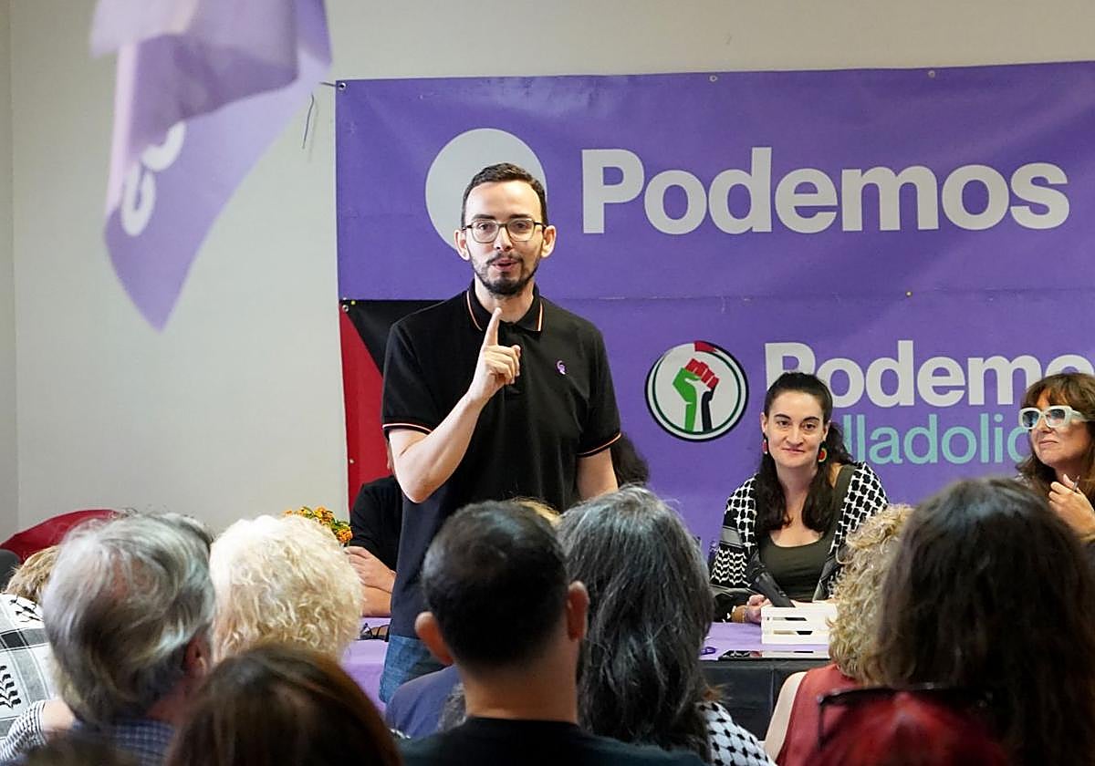 Miguel Ángel Llamas, coordinador autonómico de Podemos, durante una charla con militantes en Valladolid.