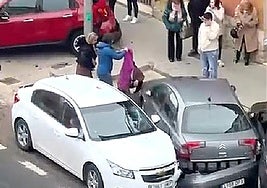 Vecinos y allegados cubren el cuerpo de la víctima junto a los coches implicados en el siniestro ocurrido en la travesía de Rioseco.