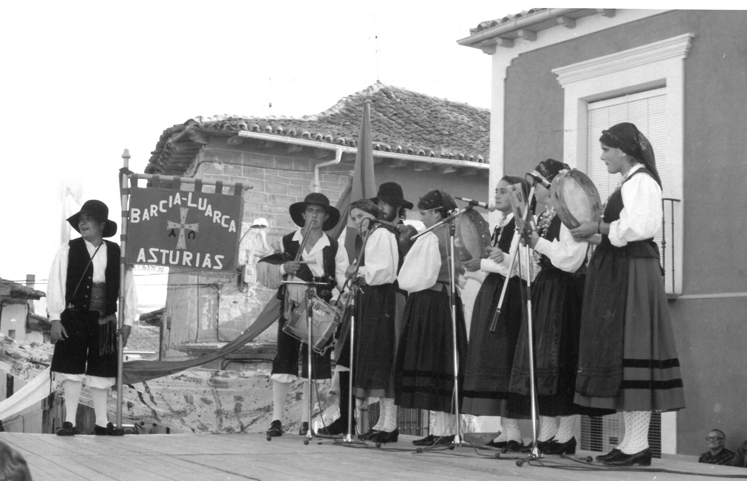 Actuación de un grupo de folclore en Mucientes.