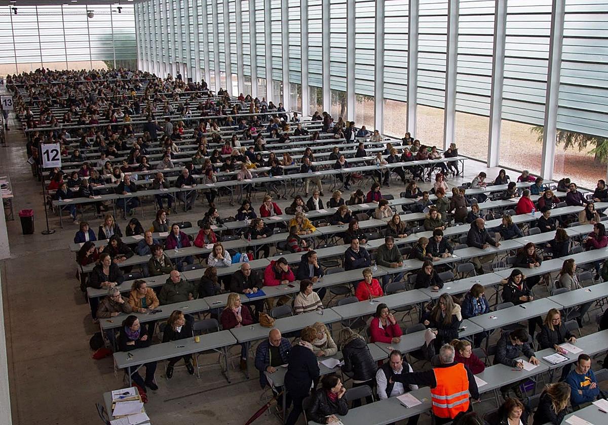 Examen en Zamora para optar a una plaza de operario de servicios sanitarios de la Junta de Castilla y León, en una imagen de archivo.