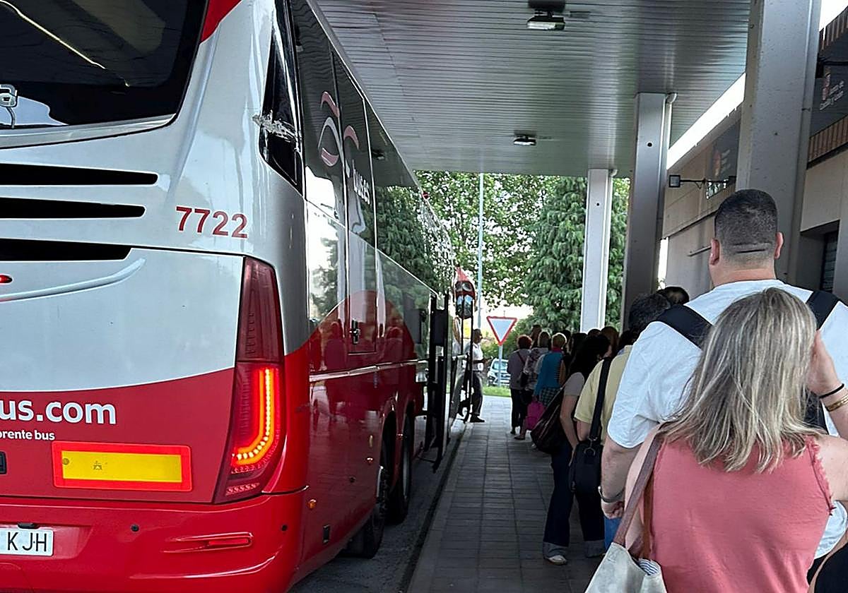 Imagen de archivo de pasajeros haciendo cola para subir a un autobús en El Espinar.