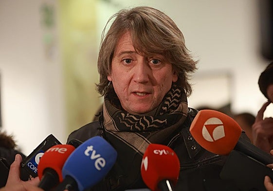 Carlos Martínez atiende a los medios de comunicación.