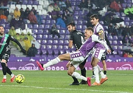 Lachuer intenta rematar durante el partido entre el Real Valladold y el Málaga de este sábado.