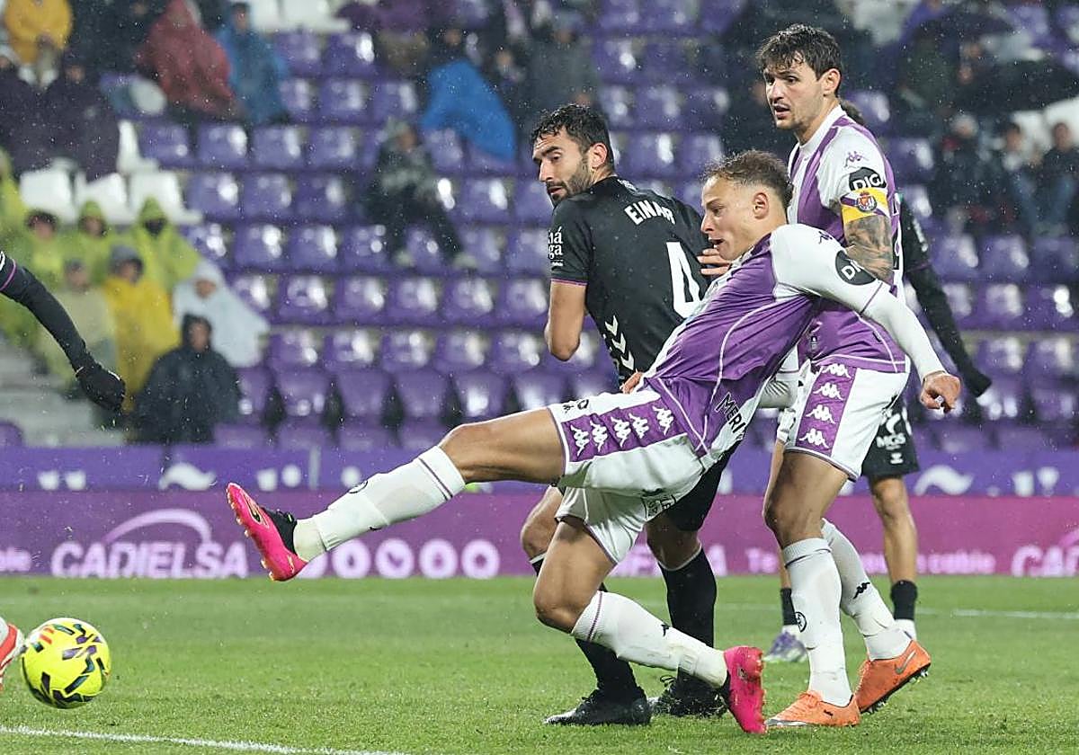 Lachuer intenta rematar durante el partido entre el Real Valladold y el Málaga de este sábado.