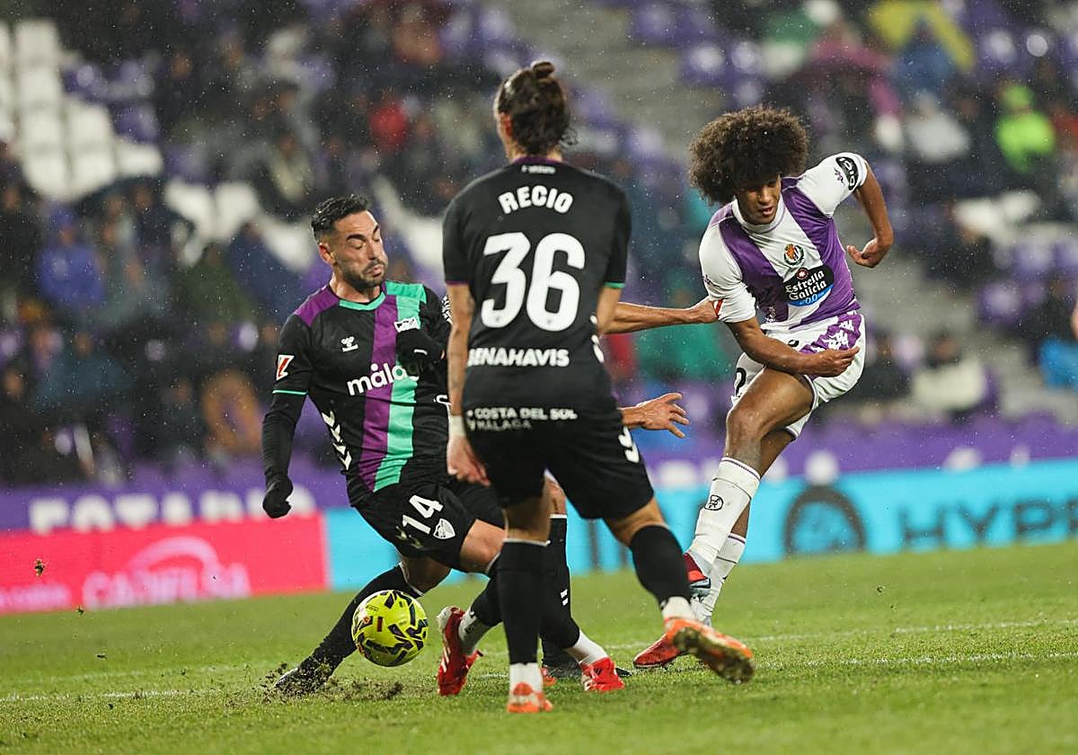 Peter Federico ejecuta un remate ante Recio y Víctor García durante el Real Valladolid-Málaga del pasado sábado en Zorrilla