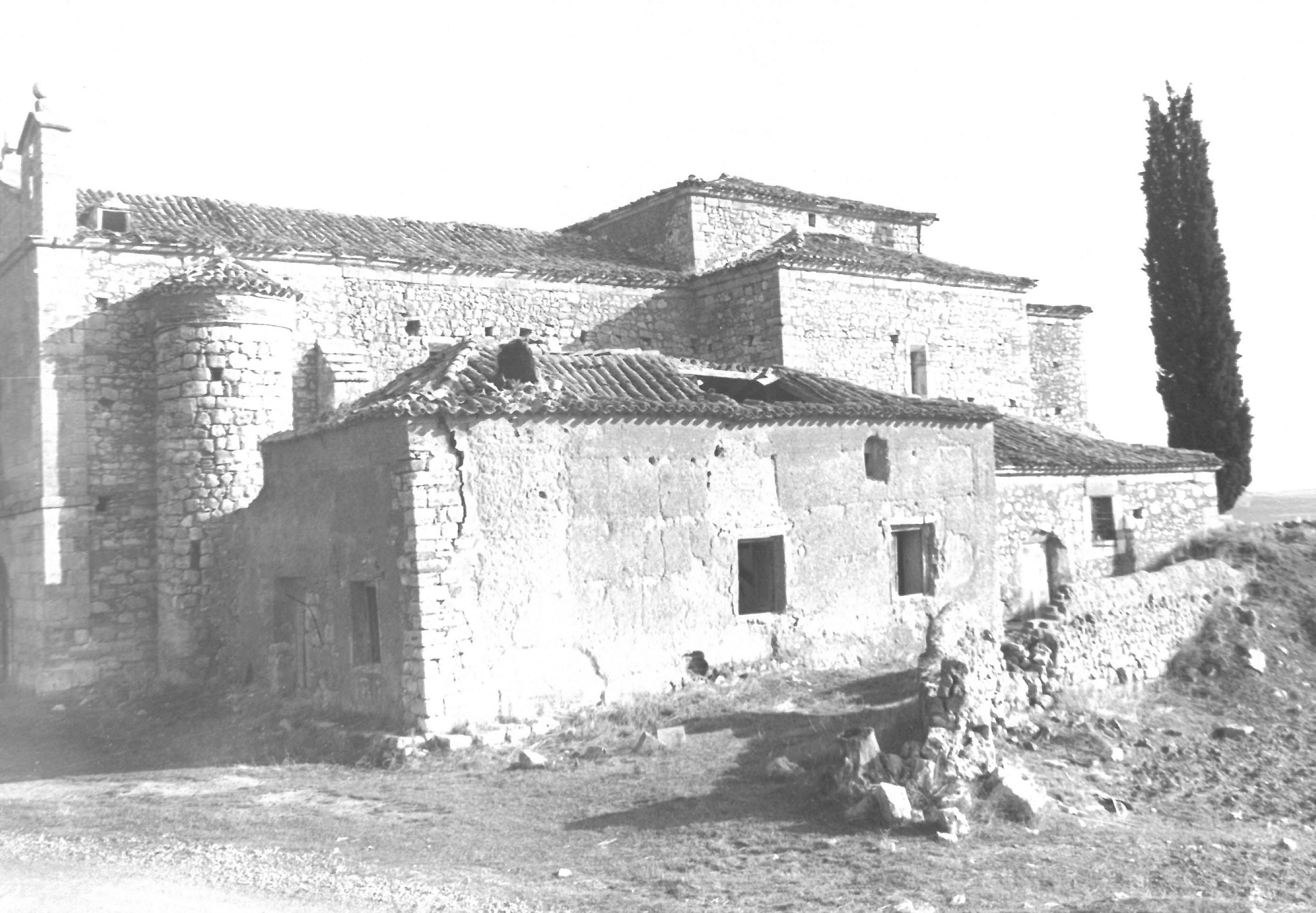 Ermita de la Virgen de la Vega, casa del ermitaño y, a la derecha, depósito municipal del cementerio.