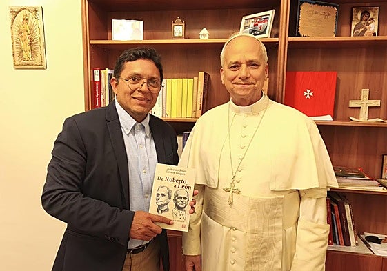 Armando Lovera, vecino de Valladolid, muestra al Papa León XIV su libro.