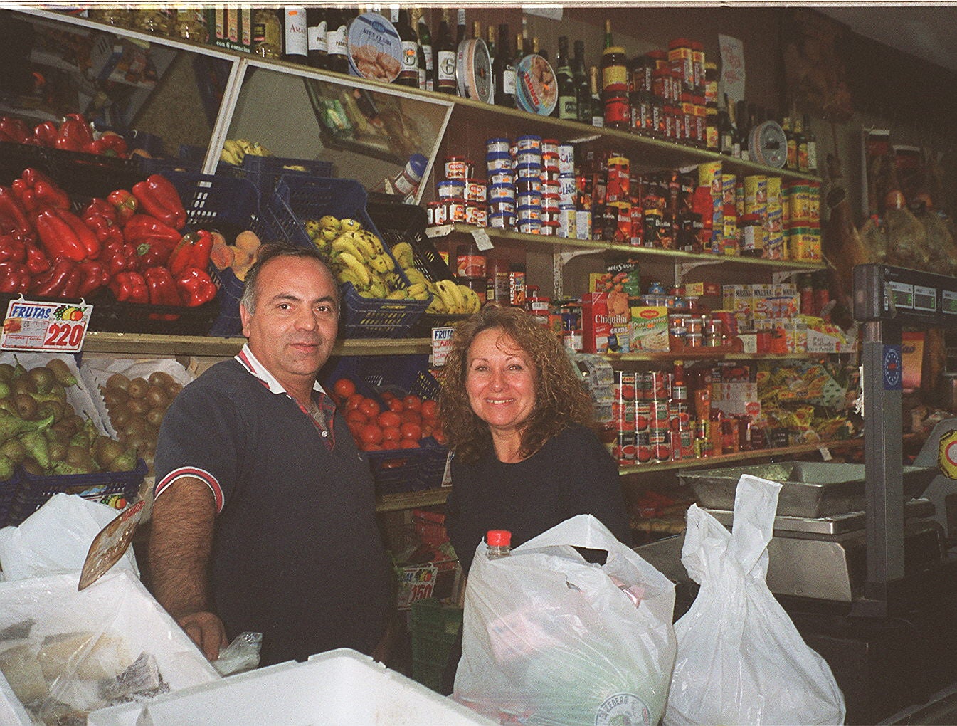 Alfonso Gómez y Pilar Villalba, padres de Antonio Gómez Villalba, ganador del programa 'El precio justo' de TVE 1. 10 de octubre de 2000.