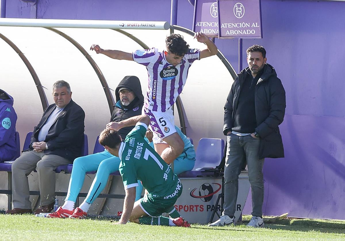 Mateo entra a Arco en la banda ante la mirada de Javi Baraja.