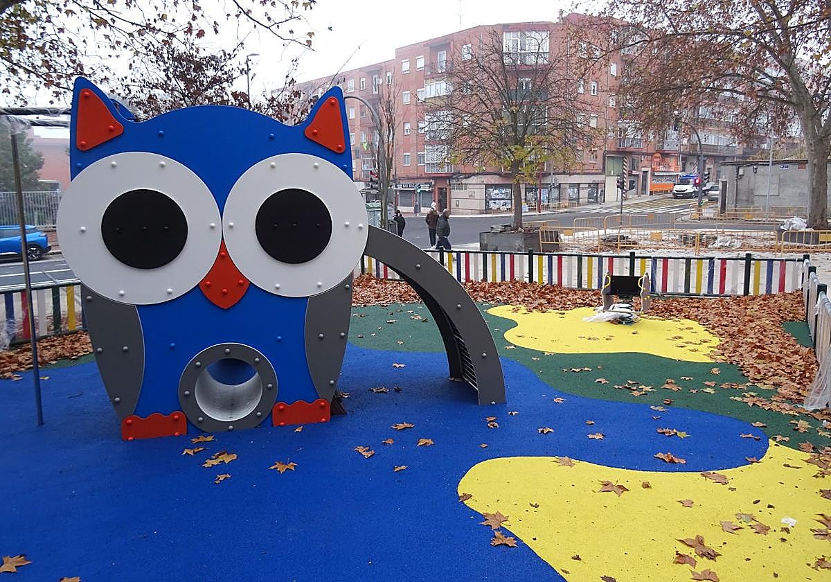 El parque infantil, con un simbólico búho como pieza central, de la 'plaza del Búho', en la esquina de Juan Carlos I con Villabáñez.
