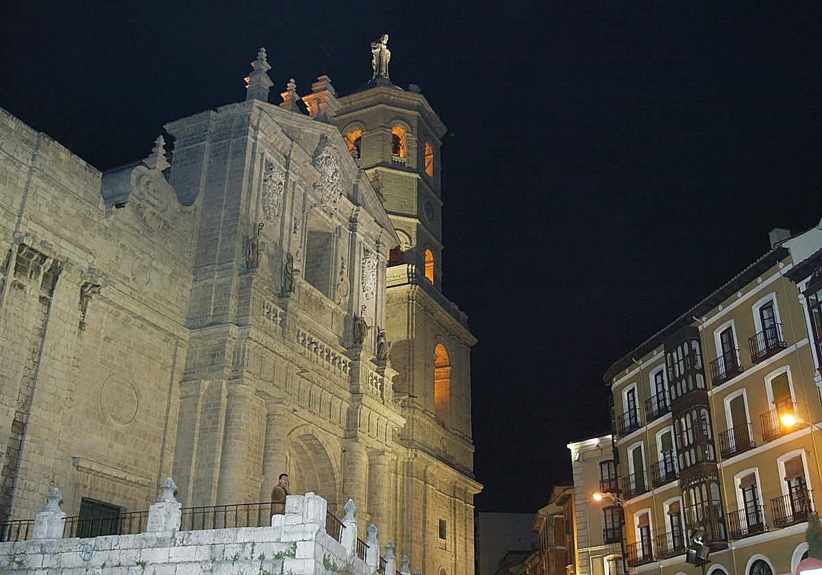 Fachada principal y torre de la Catedral de Valladolid, en una imagen de archivo.