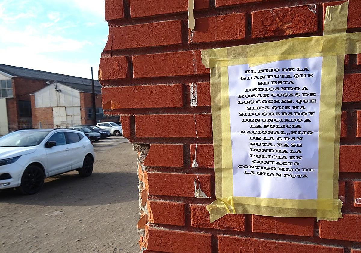 El cartel dirigido al autor de los robos en el interior de vehículos en la entrada al aparcamiento de tierra de la avenida de Segovia.