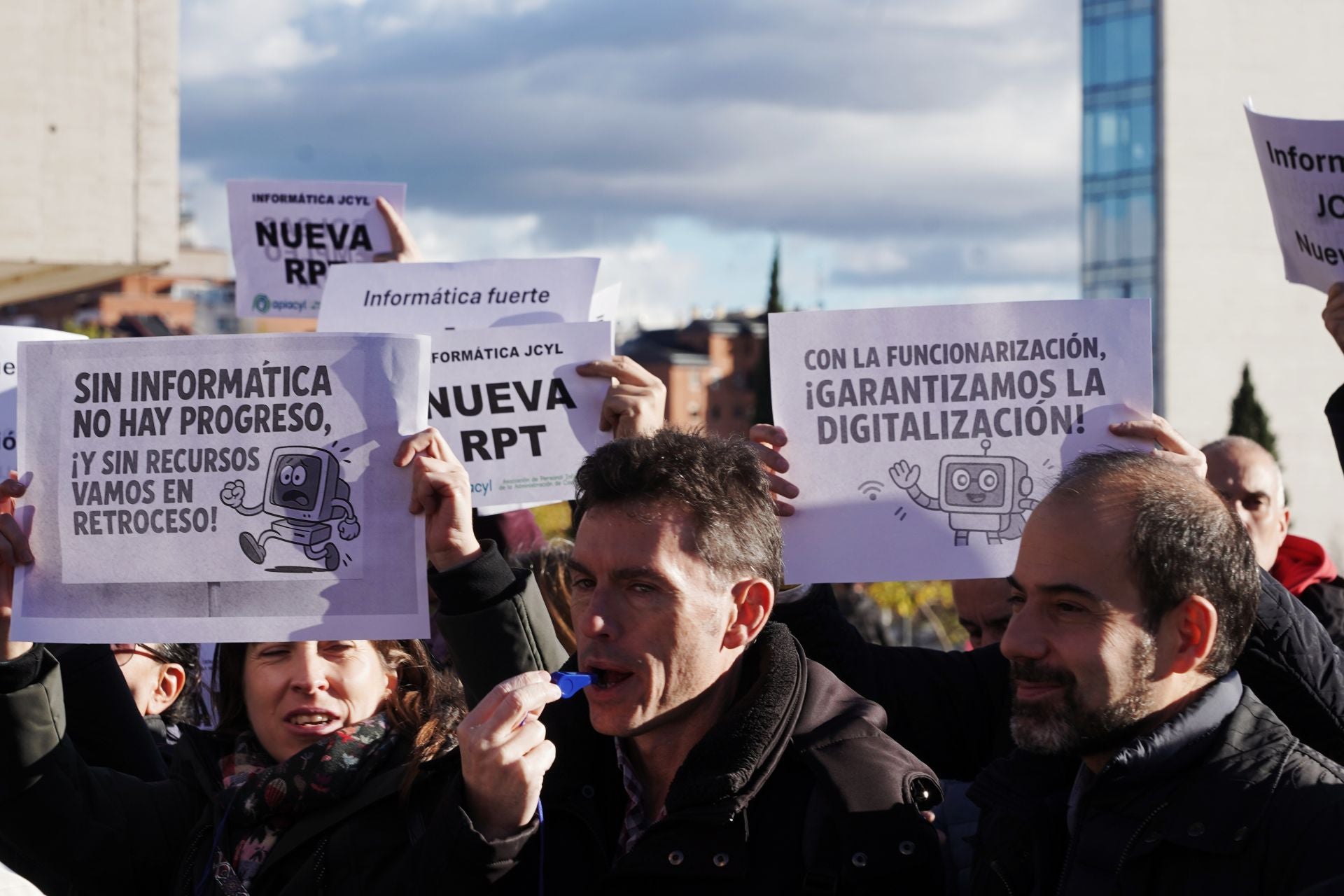 Un momento de la concentración en las puertas de las Cortes, el pasado martes.