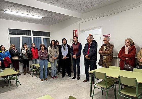 Asistentes a la inauguración del comedor en Navas de Oro.