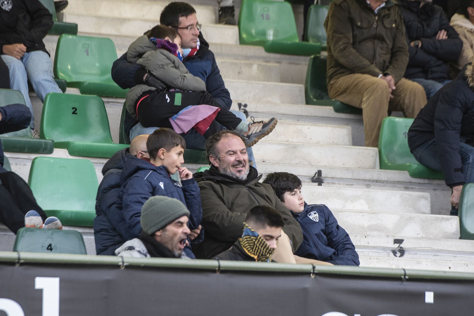 Búscate en las gradas de La Albuera durante el Segoviana vs Astorga